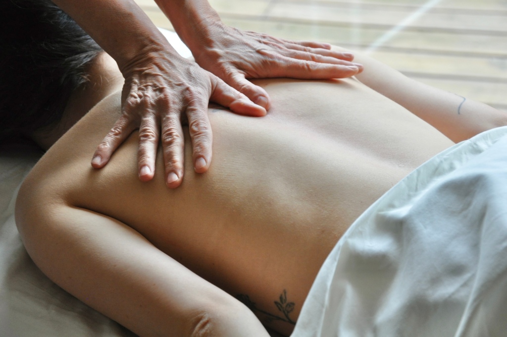 Femme recevant un massage relaxant